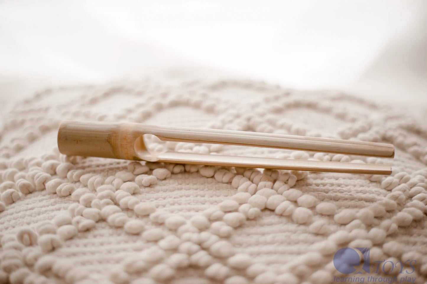 QToys Australia (USA) Bamboo Tongs